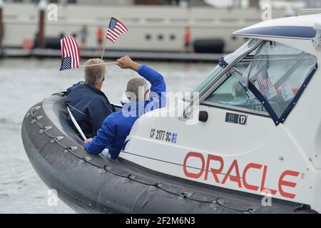 Feier der Fans auf dem Verfolgungsboot des Defender Oracle Team USA, nachdem sie beim America's Cup 34 in San Francisco (West USA) das Rennen 13 erneut gewonnen haben, 20. September 2013 - Foto : Christophe Favreau / DPPI - Stockfoto