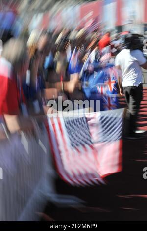 Illustration Aufnahme von Fans amerikanische und neuseeländische Flaggen vor dem Rennen 12 am achten Tag des America's Cup 34 vor San Francisco (West USA), 19th. September 2013 - Foto : Christophe Favreau / DPPI - Stockfoto