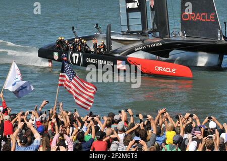 Feier der Crew-Mitglieder des Defender Oracle Team USA nach dem Gewinn des 14. Rennens des 12. Tages im America's Cup 34 Park in San Francisco (West USA), 22. September 2013 - Foto : Christophe Favreau / DPPI - Fans, Unterstützer Stockfoto