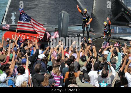 Feier der Crew-Mitglieder des Defender Oracle Team USA nach dem Gewinn des 14. Rennens des 12. Tages im America's Cup 34 Park in San Francisco (West USA), 22. September 2013 - Foto : Christophe Favreau / DPPI - Fans, Unterstützer Stockfoto