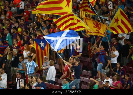 Die Flagge Schottlands (AKA the Saltyre) wird als Fans des FC Barcelona Welle pro-Unabhängigkeit katalanischen Fahnen während der UEFA Champions League, Gruppe F, Fußballspiel zwischen FC Barcelona und APOEL FC am 17. September 2014 im Camp Nou Stadion in Barcelona, Spanien. Foto Manuel Blondau / AOP.Press / DPPI Stockfoto