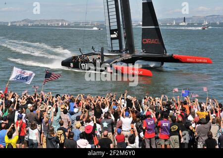 Feier der Crew-Mitglieder des Defender Oracle Team USA nach dem Gewinn des 14. Rennens des 12. Tages im America's Cup 34 Park in San Francisco (West USA), 22. September 2013 - Foto : Christophe Favreau / DPPI - Fans, Unterstützer Stockfoto