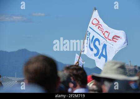 Fans des Defender Oracle Team USA am 13. Tag des America's Cup 34 in San Francisco (West USA), 23. September 2013 - Foto : Christophe Favreau / DPPI - US-Flagge im Vordergrund Stockfoto