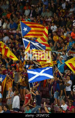 Die Flagge Schottlands (AKA the Saltyre) wird als Fans des FC Barcelona Welle pro-Unabhängigkeit katalanischen Fahnen während der UEFA Champions League, Gruppe F, Fußballspiel zwischen FC Barcelona und APOEL FC am 17. September 2014 im Camp Nou Stadion in Barcelona, Spanien. Foto Manuel Blondau / AOP.Press / DPPI Stockfoto