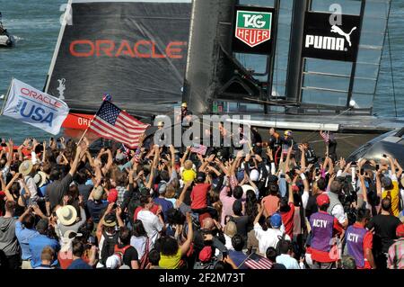 Feier der Crew-Mitglieder des Defender Oracle Team USA nach dem Gewinn des 14. Rennens des 12. Tages im America's Cup 34 Park in San Francisco (West USA), 22. September 2013 - Foto : Christophe Favreau / DPPI - Fans, Unterstützer Stockfoto