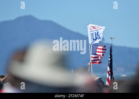 Fans des Defender Oracle Team USA am 13. Tag des America's Cup 34 in San Francisco (West USA), 23. September 2013 - Foto : Christophe Favreau / DPPI - US-Flagge im Vordergrund Stockfoto