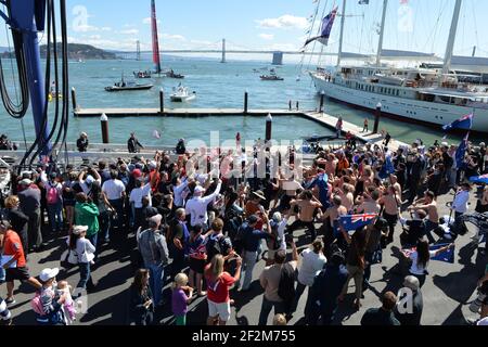 Defender Oracle Team USA hat den Pokal 9-8 gegen Challenger Emirates Team New Zealand beim letzten Tag des America's Cup 34 in San Francisco (West USA) gewonnen, 25. September 2013 - Foto : Christophe Favreau / DPPI - ETNZ Fans beim Haka-Tanz Stockfoto