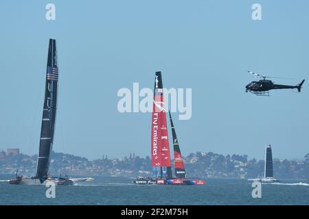 Challenger Emirates Team New Zealand und Defender Oracle Team USA im Einsatz am 13. Tag des America's Cup 34 in San Francisco (West USA), 23. September 2013 - Foto : Christophe Favreau / DPPI - Media Helicopter oben Stockfoto