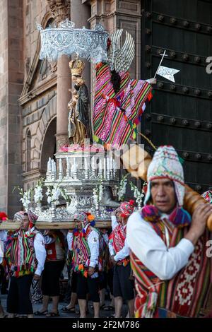 Torhüter die Virgen Natividad Real de La Almudena (Königliche Krippe Jungfrau von Almudena) Float, Fronleichnam, Feier, Cusco, Peru Stockfoto