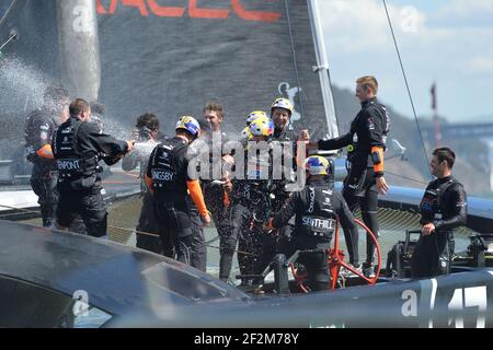 Feier der Crew-Mitglieder des Defender Oracle Team USA mit CEO Larry Ellison nach dem Gewinn des Cup 9-8 gegen Challenger Emirates Team New Zealand am letzten Tag des America's Cup 34 in San Francisco (West USA), 25. September 2013 - Foto : Christophe Favreau / DPPI - Stockfoto