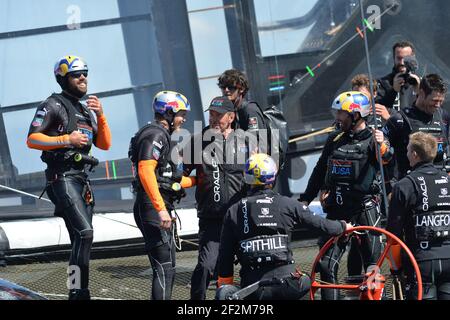 Feier der Crew-Mitglieder des Defender Oracle Team USA mit CEO Larry Ellison nach dem Gewinn des Cup 9-8 gegen Challenger Emirates Team New Zealand am letzten Tag des America's Cup 34 in San Francisco (West USA), 25. September 2013 - Foto : Christophe Favreau / DPPI - Stockfoto