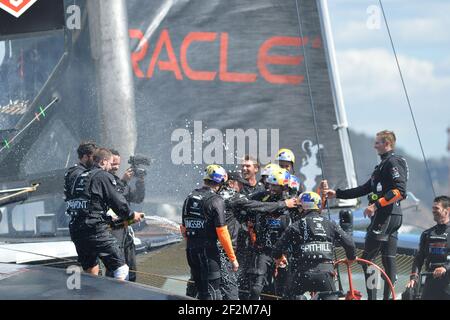 Feier der Crew-Mitglieder des Defender Oracle Team USA mit CEO Larry Ellison nach dem Gewinn des Cup 9-8 gegen Challenger Emirates Team New Zealand am letzten Tag des America's Cup 34 in San Francisco (West USA), 25. September 2013 - Foto : Christophe Favreau / DPPI - Stockfoto