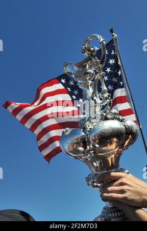 Defender Oracle Team USA hat den Pokal 9-8 gegen Challenger Emirates Team New Zealand beim letzten Tag des America's Cup 34 in San Francisco (West USA) gewonnen, 25. September 2013 - Foto : Christophe Favreau / DPPI - Trophäe mit Fans und US-Flaggen Stockfoto