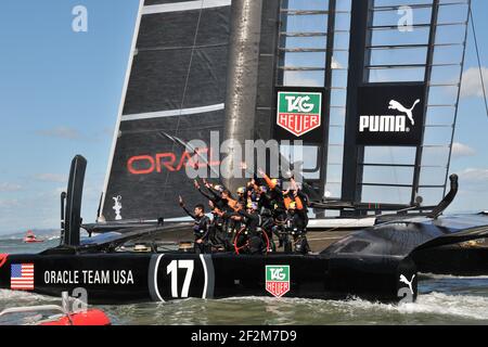 Defender Oracle Team USA hat den Cup 9-8 gegen Challenger Emirates Team Neuseeland beim letzten Tag des America's Cup 34 in San Francisco (West USA) gewonnen, 25. September 2013 - Foto : Christophe Favreau / DPPI - Feier der Crew Stockfoto