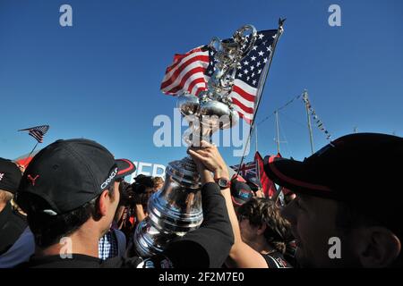 Defender Oracle Team USA hat den Pokal 9-8 gegen Challenger Emirates Team New Zealand beim letzten Tag des America's Cup 34 in San Francisco (West USA) gewonnen, 25. September 2013 - Foto : Christophe Favreau / DPPI - Trophäe mit Fans und US-Flaggen Stockfoto