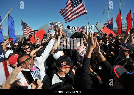 Defender Oracle Team USA hat den Pokal 9-8 gegen Challenger Emirates Team New Zealand beim letzten Tag des America's Cup 34 in San Francisco (West USA) gewonnen, 25. September 2013 - Foto : Christophe Favreau / DPPI - Trophäe mit Fans Stockfoto