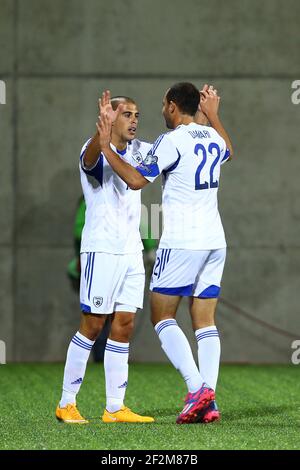 Omer Damari aus Israel (22) feiert mit Tal Ben Chaim, nachdem er das zweite Tor seiner Mannschaft während des UEFA-EM-Qualifikationsspiels 2016, Gruppe B, zwischen Andorra und Israel am 13. Oktober 2014 im Estadi Nacional in Andorra la Vella, Andorra, erzielt hat. Foto Manuel Blondau / AOP PRESS / DPPI Stockfoto