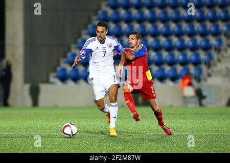 Eran Zahavi aus Israel duelliert sich mit Cristian Martinez aus Andorra während des UEFA-EM-Qualifikationsspiels 2016, Gruppe B, zwischen Andorra und Israel am 13. Oktober 2014 im Estadi Nacional in Andorra la Vella, Andorra. Foto Manuel Blondau / AOP PRESS / DPPI Stockfoto