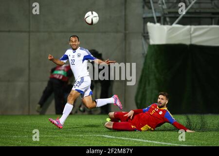 Omer Damari aus Israel tritt den Ball, um das Eröffnungstreffer seiner Mannschaft während des UEFA-Europameisterschafts-Qualifikationsspiels 2016, Gruppe B, zwischen Andorra und Israel am 13. Oktober 2014 im Estadi Nacional in Andorra la Vella, Andorra, zu erzielen. Foto Manuel Blondau / AOP PRESS / DPPI Stockfoto