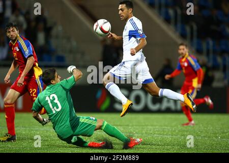 Eran Zahavi aus Israel duelliert sich mit Pol Ferran aus Andorra während des UEFA-Europameisterschafts-Qualifikationsspiels 2016, Gruppe B, zwischen Andorra und Israel am 13. Oktober 2014 im Estadi Nacional in Andorra la Vella, Andorra. Foto Manuel Blondau / AOP PRESS / DPPI Stockfoto