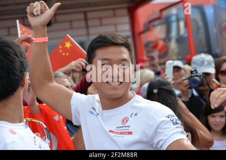 Präsentation des Dongfeng Race Teams, französischer Skipper Charles Caudrelier, mit chinesischem Trimmer Liu Ming, vor dem Start des Volvo Ocean Race in Alicante am 11. oktober 2014 - Foto Christophe Favreau / DPPI Stockfoto