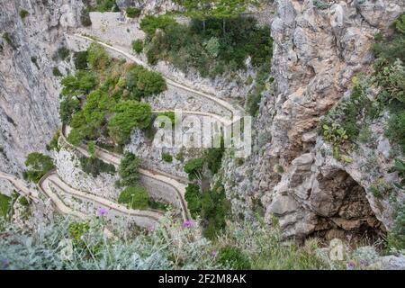 Der spektakuläre Serpentinenweg kann von oben aus von der malerischen Aussicht in den Augustus-Gärten, Capri Island, Tyrrhenisches Meer, Italien gesehen werden Stockfoto