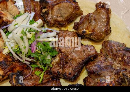 Gegrillter Fleischshashlik mit Gewürzen. Der kaukasische Schischkebab. Saftiges gegrilltes Rindfleisch auf einem Teller Stockfoto