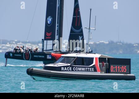 Illustration Rennkomitee Boot mit Oracle Team USA Skipper von James Spithill im Hintergrund während der Louis Vuitton Americas Cup Qualifiers, Tag 4 des Rennens im Great Sound of Hamilton, Bermuda am 30th. Mai 2017 - Foto Christophe Favreau / DPPI Stockfoto