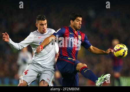 Luis Suarez vom FC Barcelona duelliert für den Ball mit Jose Maria Gimenez Atletico de Madrid während der spanischen Meisterschaft, la Liga, Fußballspiel zwischen FC Barcelona und Atletico de Madrid, im Camp Nou Stadion in Barcelona, Spanien, am 11. Januar 2015.Foto Manuel Blondau / AOP.Press / DPPI Stockfoto