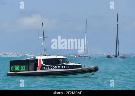 Illustration Rennkomitee Boot vor Groupama Team France Skipped by Franck Cammas Racing Oracle Team USA Skipped by James Spithill während der Louis Vuitton Americas Cup Qualifiers, Tag 4 des Rennens im Great Sound of Hamilton, Bermuda am 30th. Mai 2017 - Foto Christophe Favreau / DPPI Stockfoto