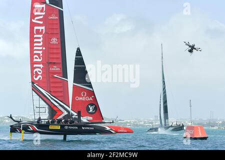 TV-Medien Drohne Dreharbeiten Emirates Team Neuseeland Skipped by Peter Burling Racing Land Rover BAR Skipped by Sir Ben Ainslie während des Louis Vuitton America's Cup Challenger Playoff Halbfinale 4th im Great Sound of Hamilton, Bermuda am 8th. Juni 2017 - Foto Christophe Favreau / DPPI Stockfoto