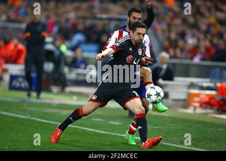 Arda Turan von Atletico de Madrid duelliert sich mit Roberto Hilbert von Bayer Leverkusen während der UEFA Champions League Runde von 16, 2nd Bein, Fußballspiel zwischen Atletico de Madrid und Bayer 04 Leverkusen am 17. März 2015 im Vicente Calderon Stadion in Madrid, Spanien. Foto Manuel Blondau / AOP Press / DPPI Stockfoto