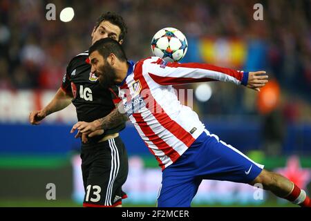 Arda von Atletico de Madrid duelliert für den Ball mit Roberto Hilbert von Bayer Leverkusen während der UEFA Champions League Runde von 16, 2nd Bein, Fußballspiel zwischen Atletico de Madrid und Bayer 04 Leverkusen am 17. März 2015 im Vicente Calderon Stadion in Madrid, Spanien. Foto Manuel Blondau / AOP Press / DPPI Stockfoto