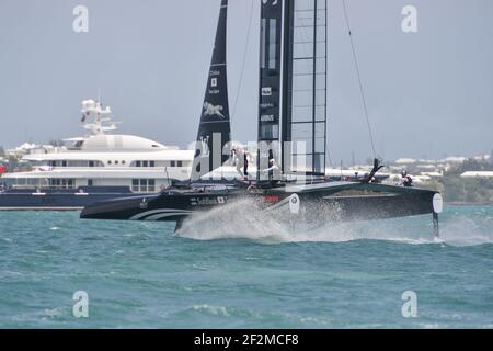 SoftBank Team Japan Skipped by Dean Barker Racing Artemis Racing Skipped by Nathan Outteridge während des 4th Louis Vuitton America's Cup Challenger Playoff Halbfinale im Great Sound of Hamilton, Bermuda am 9th. Juni 2017 - Foto Christophe Favreau / DPPI Stockfoto