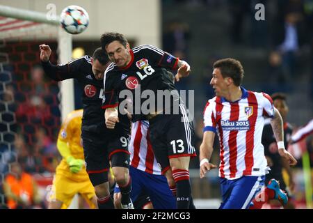 Roberto Hilbert von Bayer Leverkusen gewinnt einen Kopfball unter dem Druck von Mario Mandzukic von Atletico de Madrid während der UEFA Champions League Runde von 16, 2nd Bein, Fußballspiel zwischen Atletico de Madrid und Bayer 04 Leverkusen am 17. März 2015 im Vicente Calderon Stadion in Madrid, Spanien. Foto Manuel Blondau / AOP Press / DPPI Stockfoto