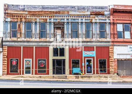 2017 11 13 Chandler OK USA - Alte Hauptstraße an der Route 66 mit Karate-Schule und Boutique in Kombination mit Grunge Kunstvolle historische und kleine Stadt mod Stockfoto