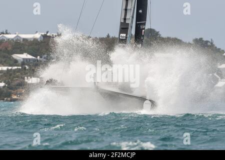 SoftBank Team Japan Skipped by Dean Barker Racing Artemis Racing Skipped by Nathan Outteridge während des 4th Louis Vuitton America's Cup Challenger Playoff Halbfinale im Great Sound of Hamilton, Bermuda am 9th. Juni 2017 - Foto Christophe Favreau / DPPI Stockfoto