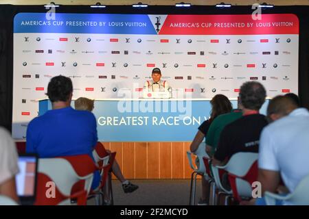 Dean Barker, Skipper Softbank Team Japan während des 4th Louis Vuitton America's Cup Challenger Playoff Halbfinales im Great Sound of Hamilton, Bermuda am 9th. Juni 2017 - Foto Christophe Favreau / DPPI Stockfoto