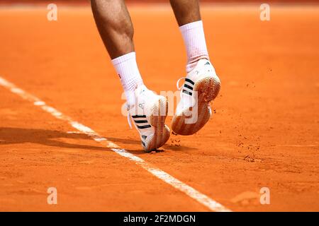 Die Stiefel von Novak Djokovic aus Serbien sind zu sehen, während er Marin Cilic aus Kroatien während der ATP Monte-Carlo Rolex Masters 2015 im Monte-Carlo Country Club in Roquebrune-Cap-Martin, Frankreich, am 17. April 2015 dient. Foto Manuel Blondau / AOP PRESS / DPPI Stockfoto