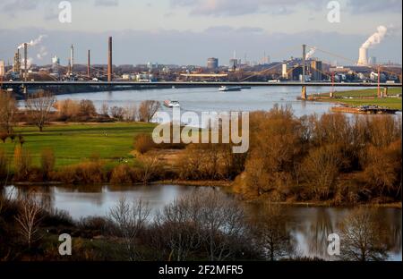 Duisburg, Ruhrgebiet, Nordrhein-Westfalen, Deutschland - Ruhrgebiet Landschaft, Frachter am Rhein, Autobahn A40 Rheinbrücke Neuenkamp, hinten thyssenkrupp Stahlwerk Bruckhausen, hinten rechts Steag Kohlekraftwerk Walsum. Stockfoto