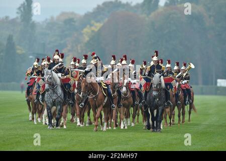 La Garde Républicaine während des 94th Qatar Prix de l'Arc de Triomphe Pferderennens am 4th. Oktober 2015 auf der Longchamp Rennstrecke in Paris, Frankreich - Foto Christophe Bricot / DPPI Stockfoto