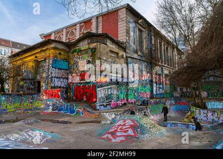 Deutschland, Hamburg, Rote Flora, das ehemalige Flora-Theater zurück. Die Rote Flora ist ein autonomes Zentrum im verbliebenen Gebäude des seit November 1989 besetzten ehemaligen Flora-Theaters am Schulterblatt 71 im Schanzenviertel der Hamburger Sternschanze. Wie die besetzten Gebäude an der Hafenstraße ist sie ein symbolischer Ort der autonomen Szene Hamburgs und Ausgangspunkt für gesellschaftlich, kulturell und politisch motivierte Aktivitäten der radikalen Linken, die über Hamburg hinaus reichen. Stockfoto