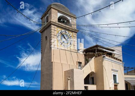 Turm mit alter Uhr und Glocken die Kirche von Saint Santo Stefano im Zentrum von Capri Stadt, Tyrrhenisches Meer, Italien Stockfoto