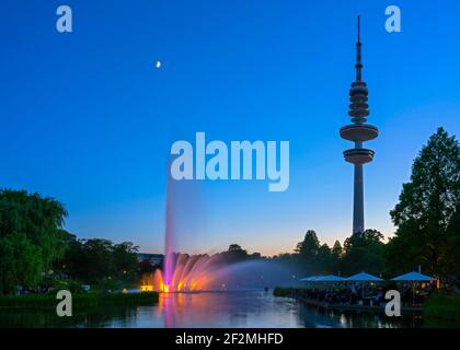 Deutschland, Hamburg, Planten un Blomen, Wasserlichtkonzert am Parksee, Brunnen, Abendstimmung, Nachtaufnahme, See, Heinrich-Hertz-Turm, Telemichel Stockfoto