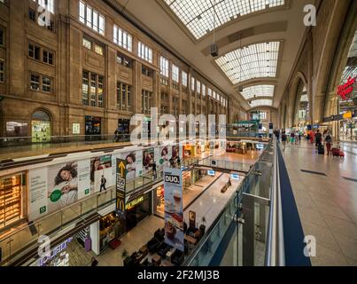 Leipzig, Hauptbahnhof, Cross-Platform-Halle mit Einkaufszentrum. Stockfoto