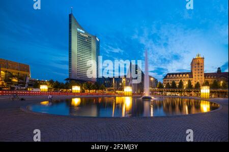 Leipzig, Abendstimmung am Augustusplatz. Von links das neue Gewandhaus, das City-Hochhaus, das Paulinum - Auditorium und die St. Pauli Universitätskirche, Königsbau. Stockfoto