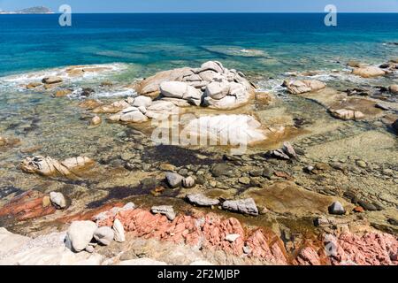 Die felsige Küste von Punta Niedda, in der Nähe von Arbatax (Sardinien, Italien) Stockfoto
