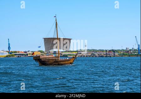 Die Kieler Hansekogge ist ein originalgetreuer Nachbau eines Zahnradwerks, das in der Wesermündung geborgen wurde. Das Original stammt aus dem Jahr 1380 und ist im Schifffahrtsmuseum Bremerhaven zu sehen. Die 23m lange Nachbildung, die Kieler Hansekogge, wird nun auf freiwilliger Basis aktiv betrieben. Stockfoto