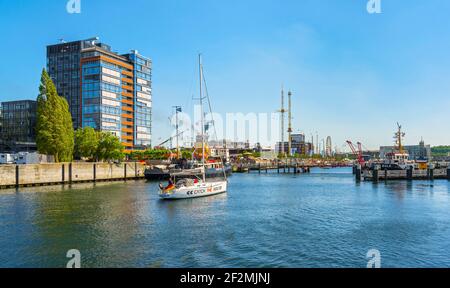 Die Kieler Förde an der Hörnbrücke während der Kieler Woche. Die Hafenspitze der Landeshauptstadt Kiel heißt Hörn. Das Hörn bildet das südliche Ende der Kieler Förde. Links das Hochhaus am Germaniahafen. Stockfoto