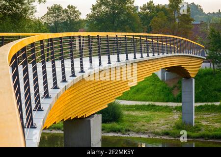 Deutschland, Baden-Württemberg, Neckartenzlingen, die im Juli 2017 eröffnete Fußgänger- und Radwegebrücke ist eine 3-Felder-Blockträgerbrücke aus Leimholz. Der Neckartal-Radweg überquert den Neckar auf der 96 m langen Brücke. Holzverbrauch ca. 230 m3, CO2 Rest ca. 230 Tonnen Stockfoto